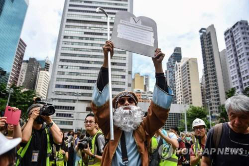 모세의 복장을 하고 '오계명'을 든 시위참가자. 연합뉴스 제공.